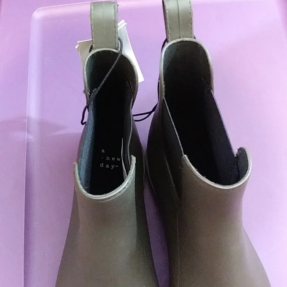 A New Day Chelsea Ankle Rain Boots, Green  Size 6